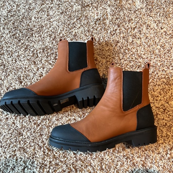 Worn once Chelsea boot - Picture 2 of 3